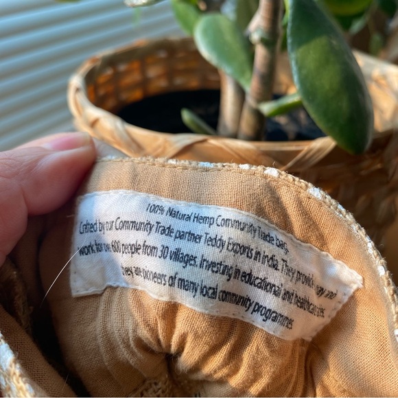 3/$40 🦙 The Bodyshop Hemp Bag & Saje Zip-Up Pouch - Picture 7 of 12